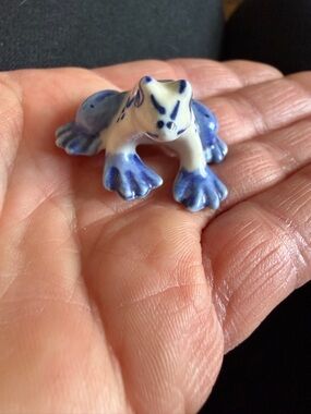 Vintage Porcelain Blue & White Frog Figurine: Small Collectible, Decorative